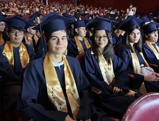 Graduados de IPT con toga y birrete